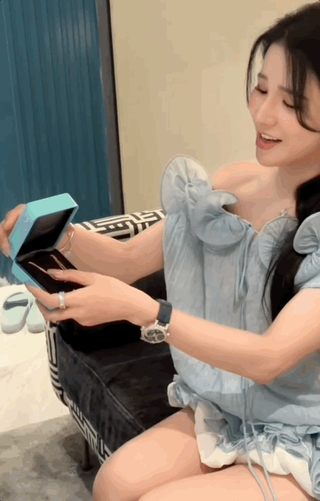 Diệp Lâm Anh được đích thân Đàm Thu Trang đeo quà sinh nhật cho.