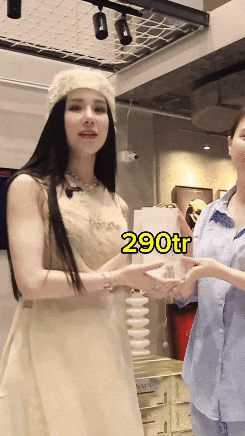 Đàm Thu Trang nhiều lần khiến dân tình trầm trồ khi mạnh tay chi tiền tặng quà cho bạn thân.