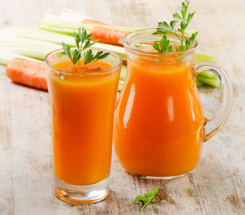 Nước ép cà rốt giúp da sáng khỏe, đàn hồi và chậm lão hóa. Uống đều đặn còn cải thiện thị lực, hỗ trợ tiêu hóa, kiểm soát cân nặng.