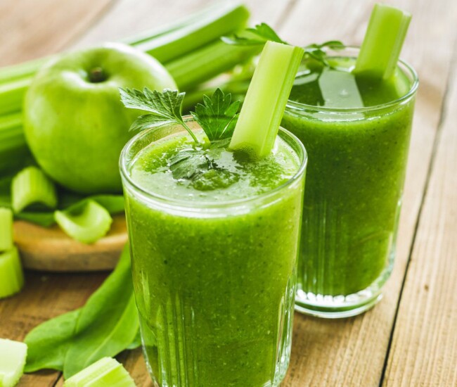Cần tây là một trong những loại nước ép xanh được ưa chuộng nhờ công dụng thanh lọc cơ thể, hỗ trợ giảm cân và làm đẹp da. Với hương vị hơi hăng, đắng nhẹ nhưng giàu dưỡng chất, cần tây trở thành lựa chọn yêu thích trong chế độ ăn uống lành mạnh của nhiều người hiện đại.