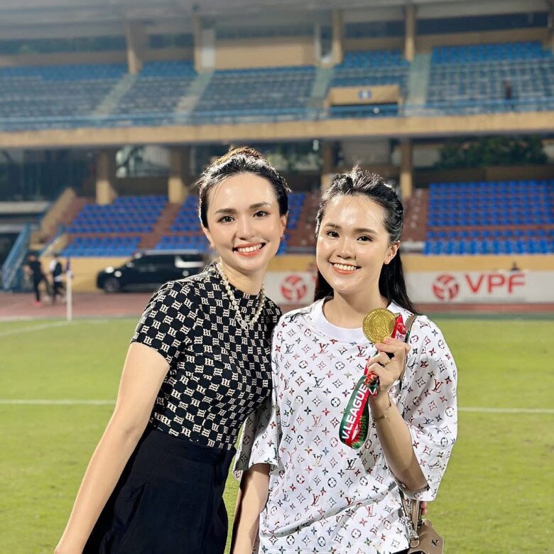 Dù kém Quỳnh Anh 6 tuổi, nhưng nhan sắc của Huyền Mi không hề lép vế. Không ít lần, thậm chí cư dân mạng nhận xét nhan sắc của Huyền Mi có phần lấn át em gái Quỳnh Anh khi cả hai đứng chung một khung hình.