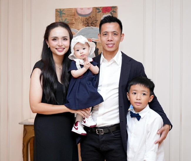 Tổ ấm hạnh phúc của Huyền Mi bên cầu thủ Văn Quyết và hai con.
