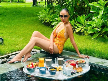 Đoan Trang thả dáng ở Cam Ranh, diện bikini tôn da nâu "cực cháy"