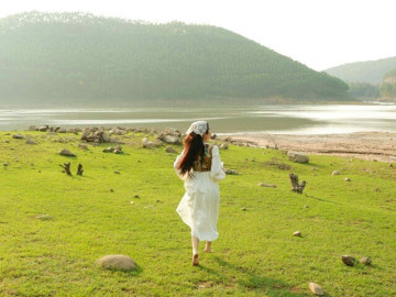 Điểm đến cách Hà Nội 80km có thác nước mát lạnh, bãi cỏ rộng mênh mông