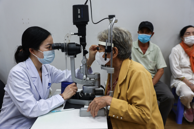 Bác sĩ, nhân viên y tế Bệnh viện mắt TP HCM khám bệnh cho người dân, tháng 7/2025. Ảnh: Quỳnh Trần 