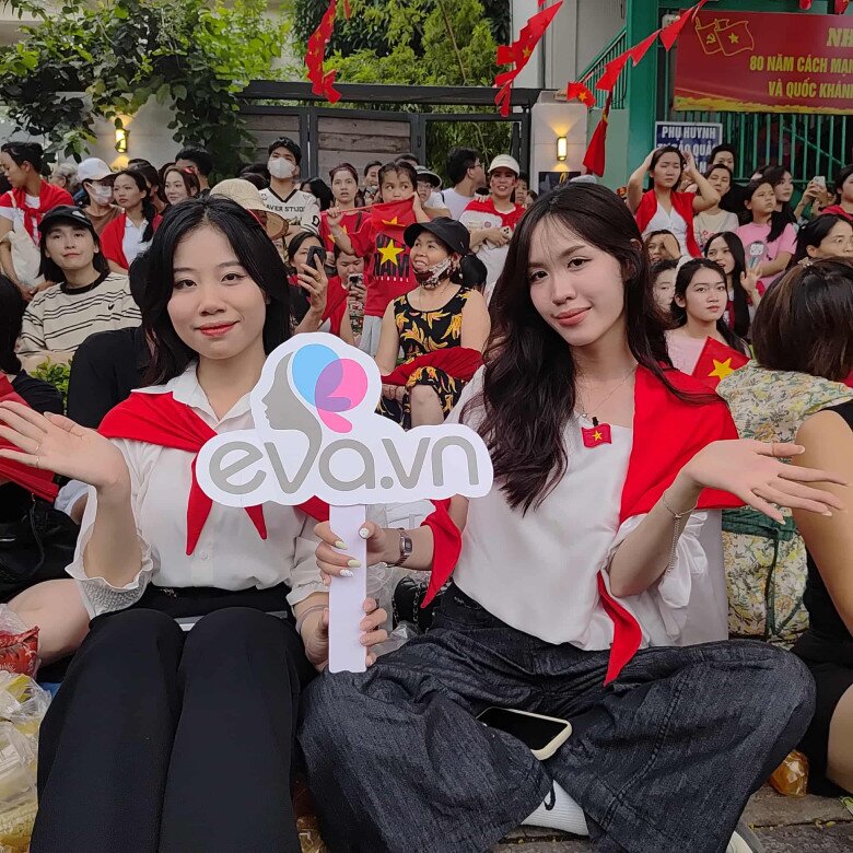 Bạn Hương Giang và Minh Huệ rất tự hào về sự kiện lịch sử của đất nước