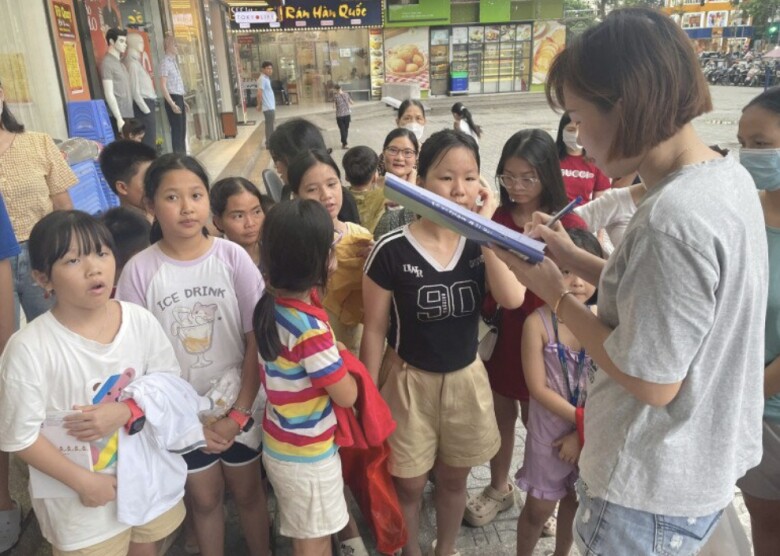 Rất đông em nhỏ đến để đăng ký được in áo miễn phí.