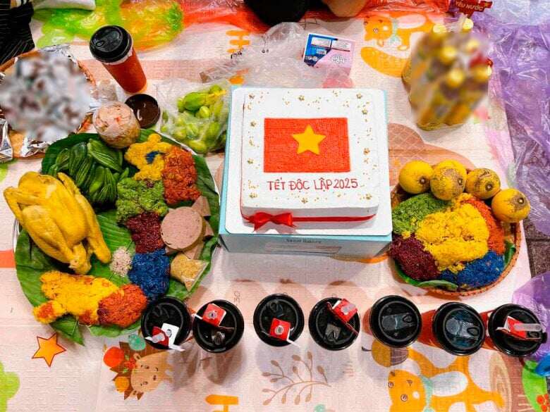 Mâm cỗ được bày biện vô cùng đẹp mắt mà nhóm chị Hà thực hiện ngay giữa phố Hà Nội