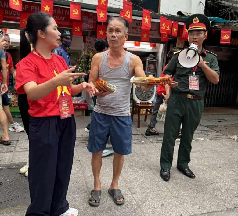 Hình ảnh gia đình ông Hải mang quạt điện, phát quạt cầm tay để phục vụ người dân xem diễu binh hôm 21/8.