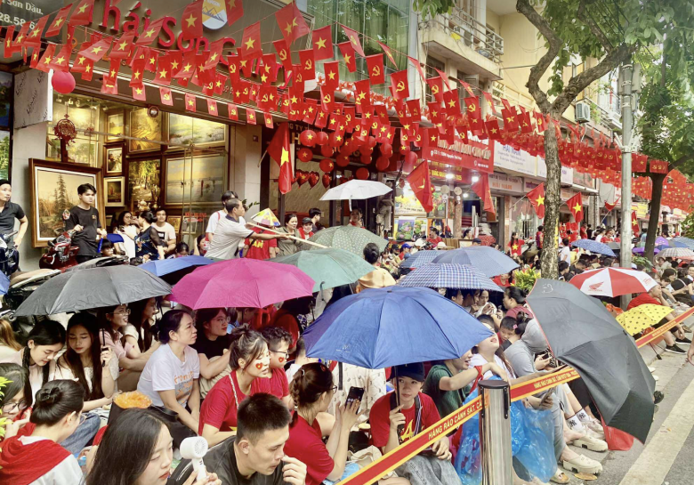 Người dân hào hứng có mặt từ sớm để chứng kiến buổi hợp luyện lần 2 diễu binh, diễu hành 