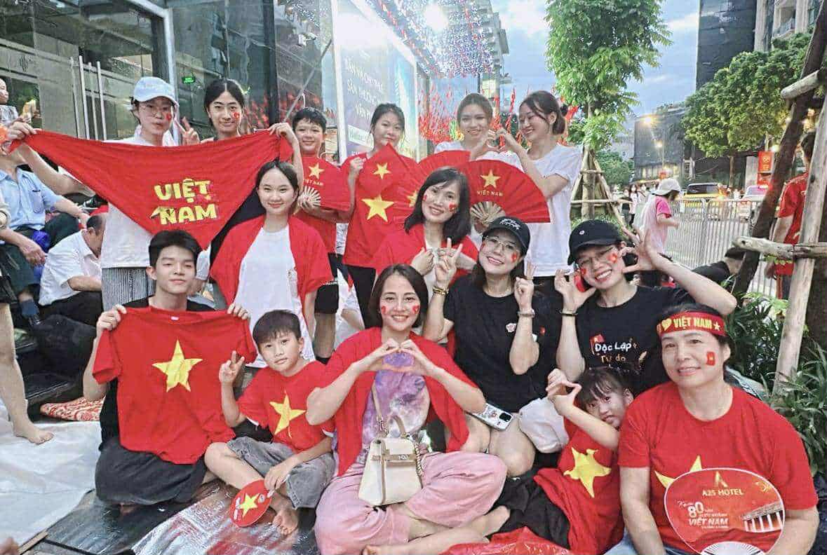 Chị Tình và chị Phương Ly (áo đen) vượt nắng, thắng mưa để chờ đến giờ xem diễu binh.