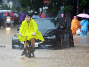 Mưa lớn nhiều tuyến phố Hà Nội ngập sâu, chuyên gia chỉ 3 vấn đề sức khỏe cần lưu ý để không đổ bệnh