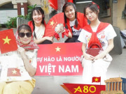 Tin tức - Không khí lúc này ở Hà Nội: Đông kín người chờ xem diễu binh, bỏ phòng khách sạn đã đặt để ra vỉa hè xếp hàng