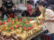 Tin tức - Người dân Hà Nội hối hả đi chợ Rằm tháng 7, thị trường nhộn nhịp từ sáng tinh mơ, 2 triệu đồng là đủ mâm cỗ