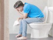 Sức khỏe - Làm sao để đi đại tiện mỗi ngày? Bất ngờ với thói quen xấu giới trẻ hay mắc, vô tình dẫn lối ung thư đại trực tràng