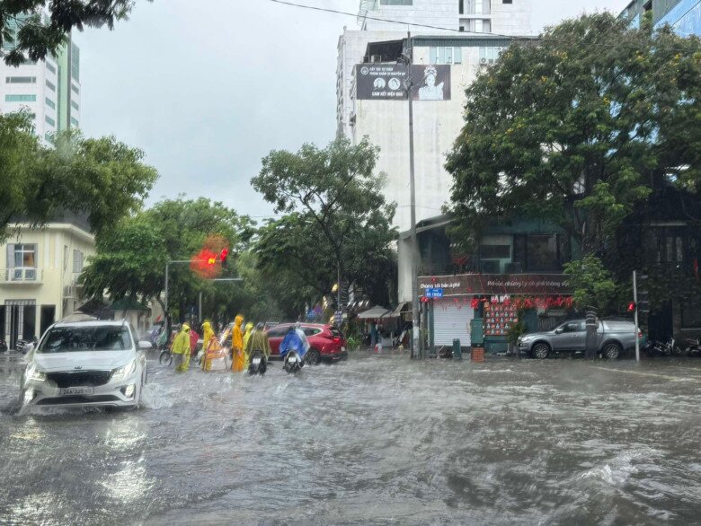 Trong ảnh: Ngã năm Bà Triệu ngập sâu. 