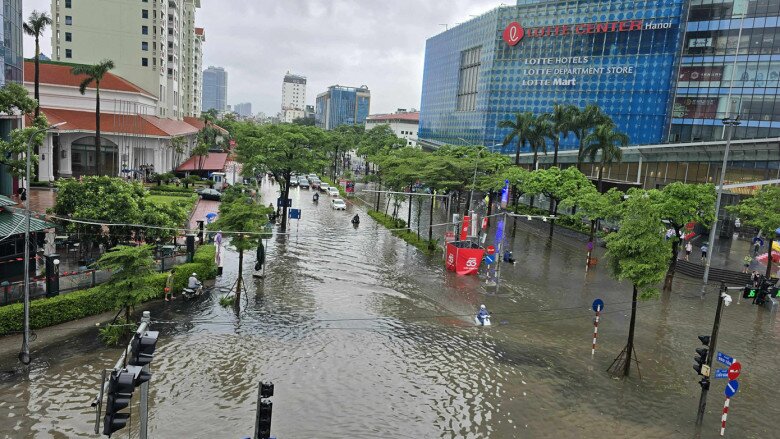 Cầu vượt Nguyễn Chí Thanh (đoạn qua Lotte Center Hà Nội) ngập sâu