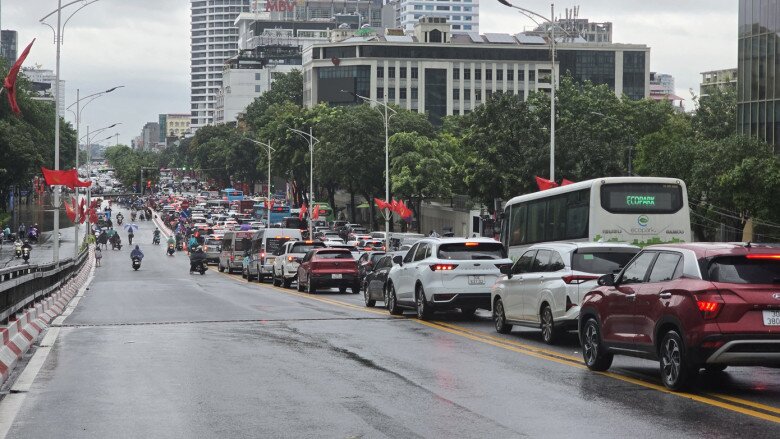 Giao thông trên các tuyến đường Đào Tấn, Liễu Giai, Nguyễn Chí Thanh, Kim Mã gần như tê liệt