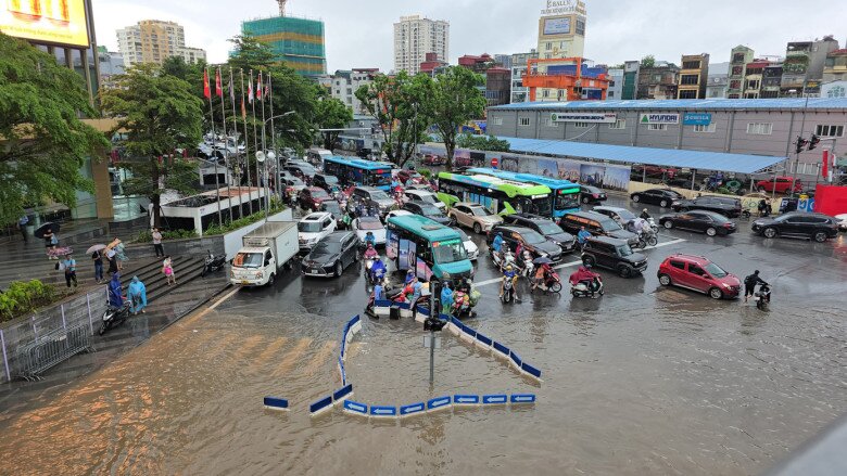 Mưa kéo dài, nhiều đường Hà Nội thành amp;#34;sôngamp;#34; - 11