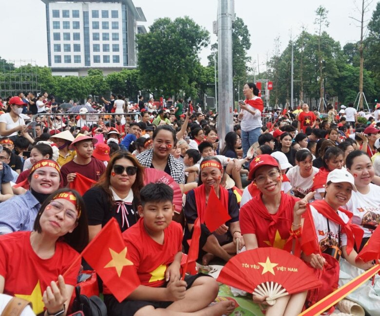 img srchttps://cdn.eva.vn/upload/3-2025/images/phuongld/nhung-buoc-chan-tham-lang-sau-tai-buoi-hop-luyen-dieu-binh-nhat-rac-hay-gac-cua-nha-ve-sinh-toi-cung-a6-1755776749-670-width780height439.jpg /