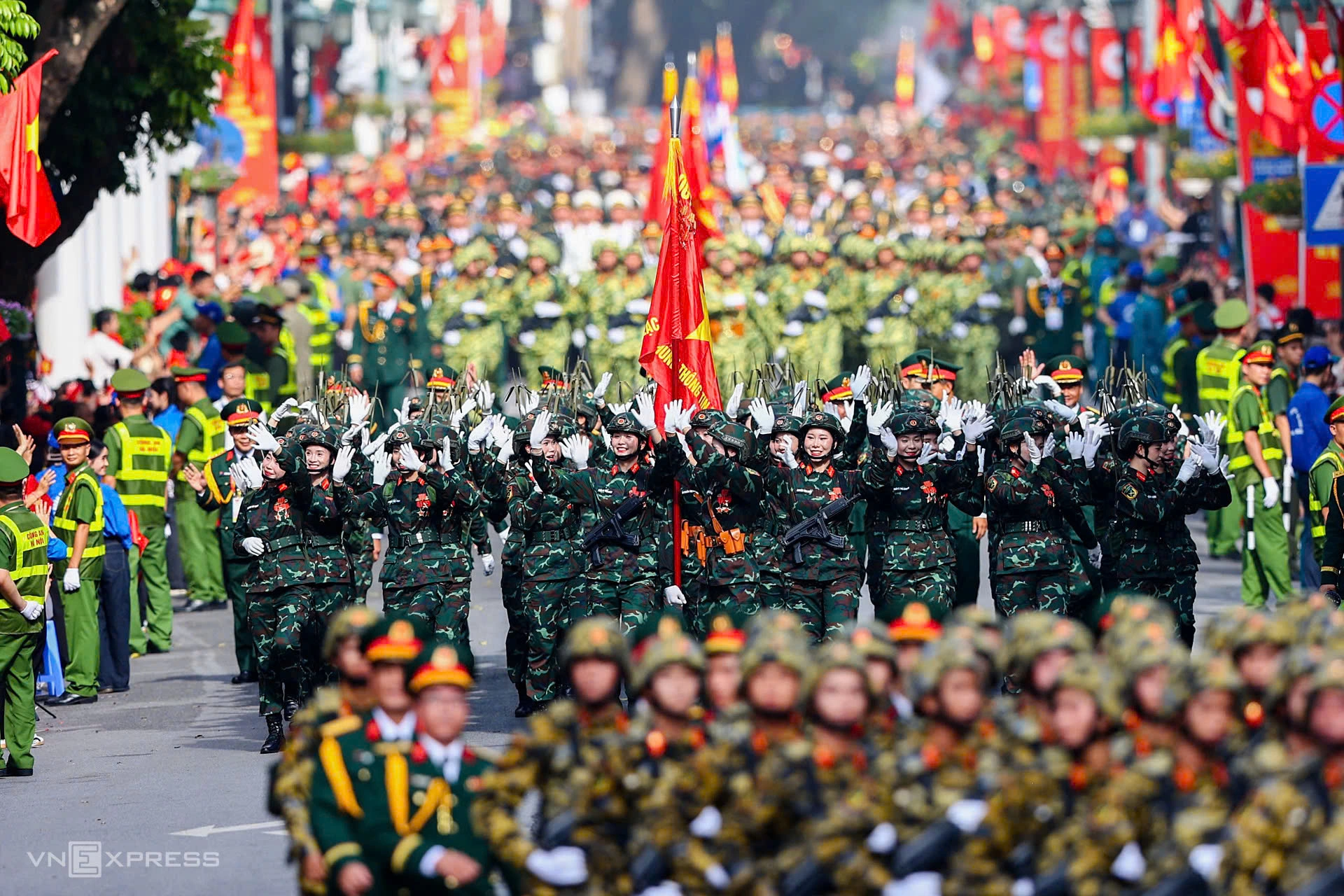Đoàn nữ chiến sĩ Thông tin liên lạc vẫy tay chào người dân hai bên phố Tràng Tiền. Ảnh: Quỳnh Trần