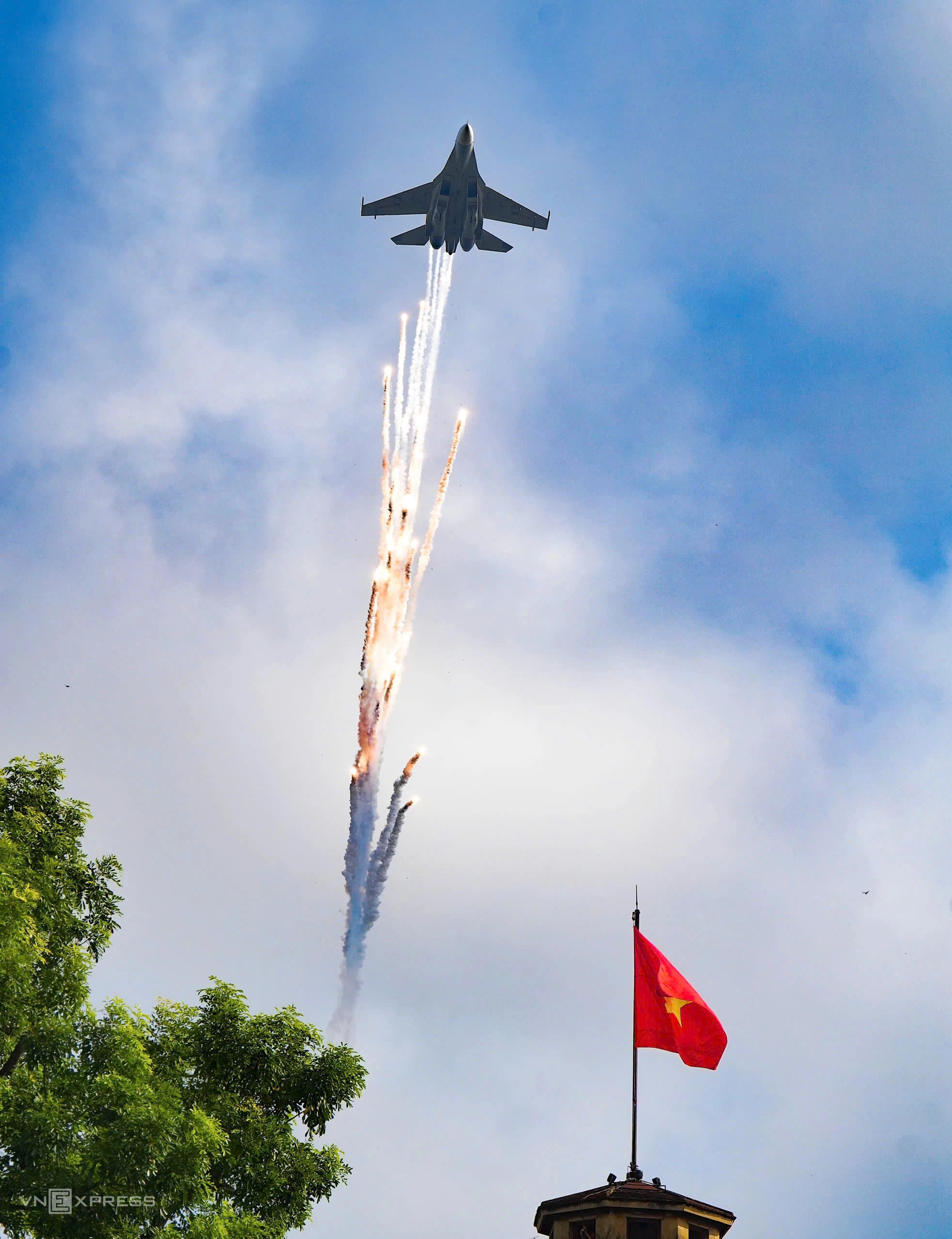 Tiêm kích Su-30MK2 bay về phía Cột cờ Hà Nội, gần quảng trường Ba Đình và thả bẫy nhiệt mừng lễ mừng 80 năm Quốc khánh. Dịp này hơn 30 máy bay chiến đấu và trực thăng của Không quân Việt Nam đã bay theo đội hình, trình diễn quanh quảng trường. Ảnh: Tùng Đinh
