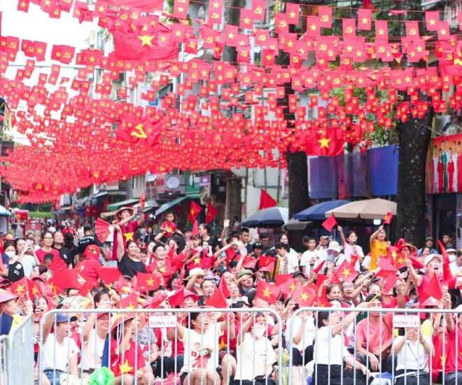 Không khí tại các con phố Hà Nội vô cùng náo nhiệt, cờ đỏ sao vàng tung bay phấp phới 