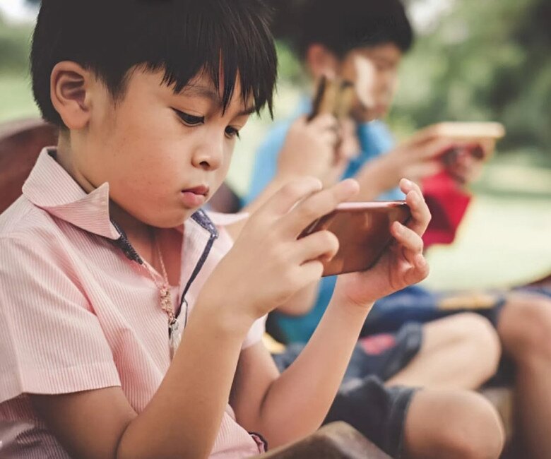 Những video thiếu nội dung, quá tải hình ảnh, âm thanh và chuyển động nhanh đang thu hút rất nhiều trẻ em. (Ảnh minh hoạ).