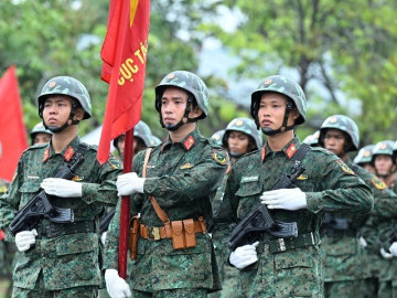 Người dân đội mưa xem bộ đội hợp luyện diễu binh