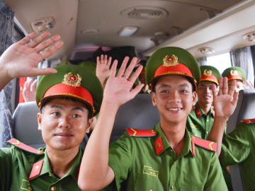 Nụ cười rạng rỡ của các cán bộ, chiến sĩ miền Nam chuẩn bị cho lễ diễu binh dịp Quốc khánh 2/9