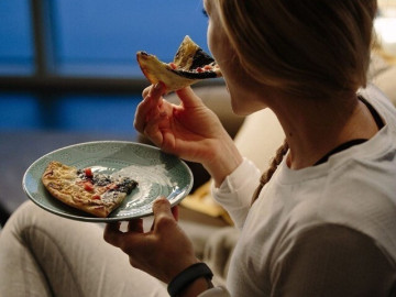 Thực phẩm được giới trẻ thích mê lại gây rối loạn giấc ngủ, ai có thói quen ăn uống này cần phải bỏ ngay