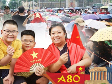 Biển người đổ về các tuyến phố Hà Nội chờ xem hợp luyện diễu binh: Đây có lẽ là thời khắc đáng nhớ nhất của cuộc đời...