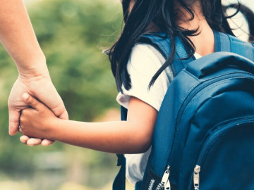 Lướt mạng thấy người giống mình, cô gái không ngờ tìm được mẹ thất lạc 30 năm