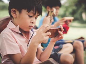 Bố mẹ chiều con cho xem quá nhiều clip "vô tri" trên MXH, chuyên gia cảnh báo: Trẻ dễ bị chi phối tư duy, bắt chước thiếu chọn lọc