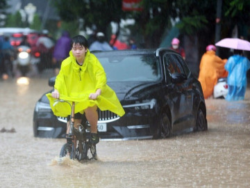 Mưa lớn nhiều tuyến phố Hà Nội ngập sâu, chuyên gia chỉ 3 vấn đề sức khỏe cần lưu ý để không đổ bệnh