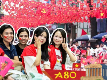 Không khí ở Hà Nội lúc này: Cờ đỏ sao vàng rực rỡ tung bay khắp phố, từ người xa lạ bỗng chốc lại hóa thân quen