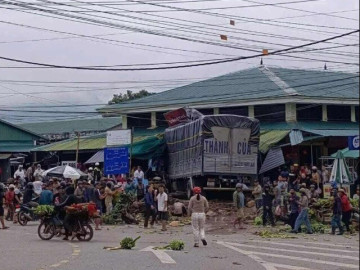 Xe tải lao vào chợ, ít nhất 3 người chết, nhiều người bị thương