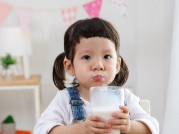4 lưu ý và 3 lợi ích thực tiễn từ việc mẹ chọn đúng loại sữa làm "đòn bẩy cân nặng" giúp con lớn khôn