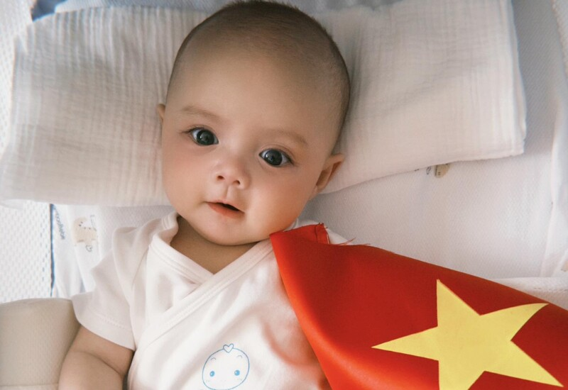 Thông thường, trẻ sơ sinh trong những khoảng thời gian đầu chào đời, dung mạo sẽ chưa vỡ nét, thậm chí chịu nhiều tác động nên có phần khó nhìn. Thế nhưng, có những nhóc tỳ ngay từ khi chào đời, đã khiến cõi mạng "đốn tim" vì xinh xắn như búp bê.