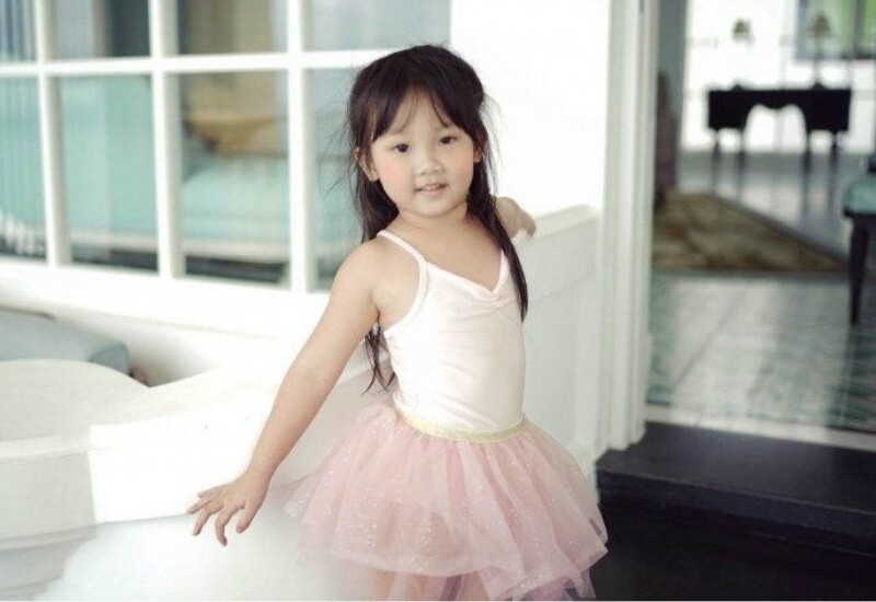 Có được một cô con gái xinh xắn, đáng yêu là mong ước của nhiều cặp bố mẹ. Nhà có con gái, mẹ nào cũng sẽ được thoải thích làm điệu, chăm sóc con để nàng công chúa nhỏ của mình phát triển toàn diện nhất.