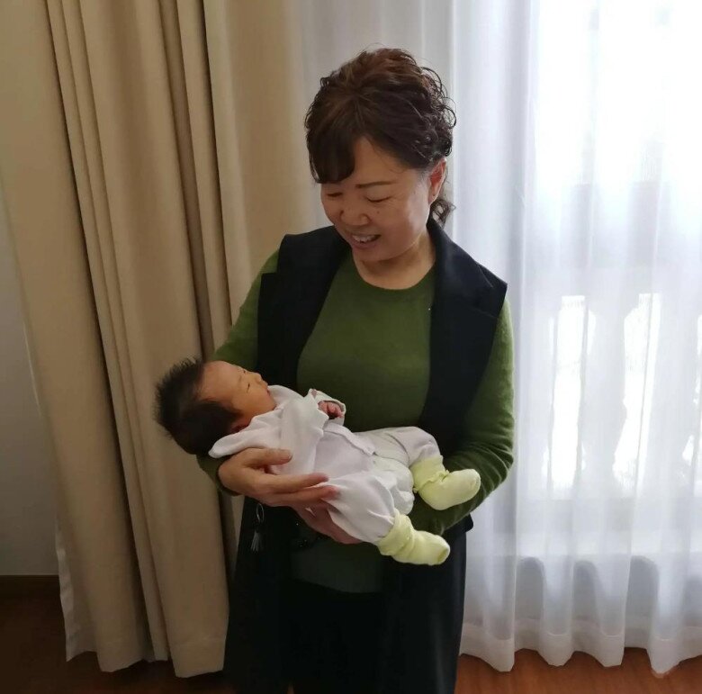 Bé 7 tháng tuổi bị liệt nửa người, mẹ suy sụp khi nghe bác sĩ nói nguyên nhân do thói quen của bà nội - 3