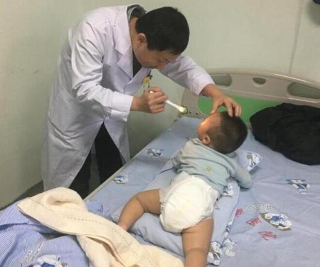 Bé 7 tháng tuổi bị liệt nửa người, mẹ suy sụp khi nghe bác sĩ nói nguyên nhân do thói quen của bà nội - 1