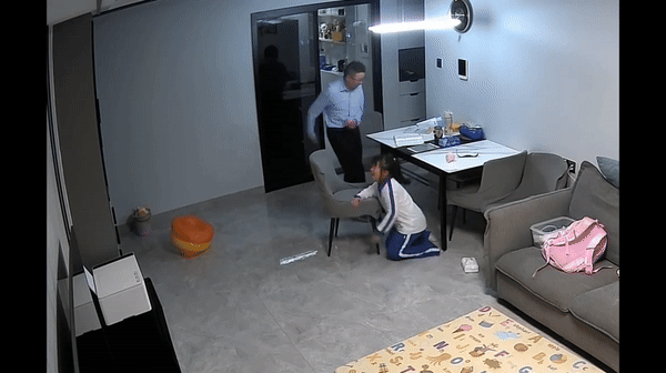 Bé gái đang ngồi học giữa đêm thì đột ngột ngã xuống đất, người bố đứng cười khiến cõi mạng xôn xao - 2