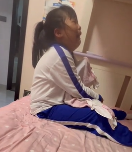 Bé gái đang ngồi học giữa đêm thì đột ngột ngã xuống đất, người bố đứng cười khiến cõi mạng xôn xao - 4
