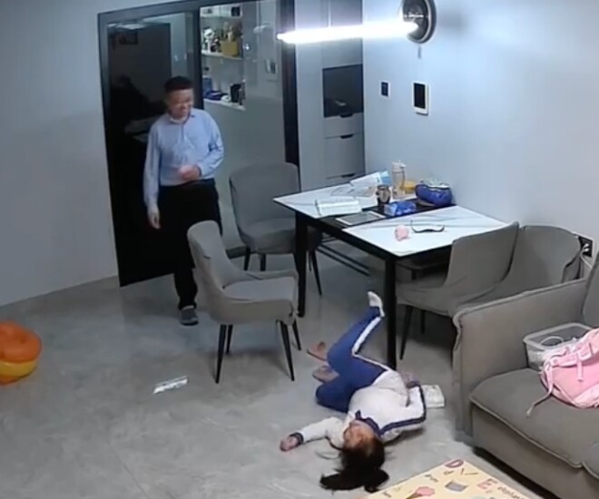 Bé gái đang ngồi học giữa đêm thì đột ngột ngã xuống đất, người bố đứng cười khiến cõi mạng xôn xao - 1