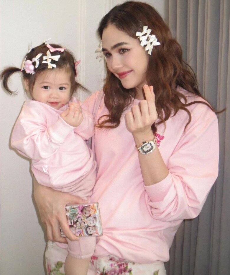 Bé gái gây sốt cõi mạng với biểu cảm ngộ nghĩnh, xinh như búp bê, hoá ra mẹ là “Nữ thần nội y” nổi tiếng nhất showbiz - 2