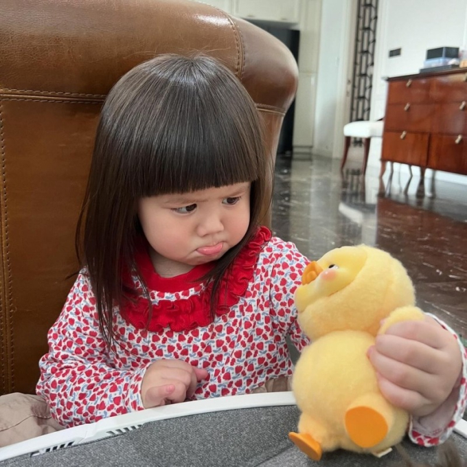 Bé gái gây sốt cõi mạng với biểu cảm ngộ nghĩnh, xinh như búp bê, hoá ra mẹ là “Nữ thần nội y” nổi tiếng nhất showbiz - 4