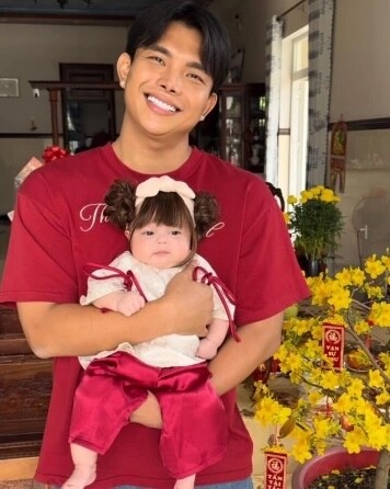 Bé gái Sài Gòn “gây sốt” cõi mạng với đôi mắt to tròn, má bánh bao như lai Tây, hoá ra có bố đơn thân nổi tiếng - 1