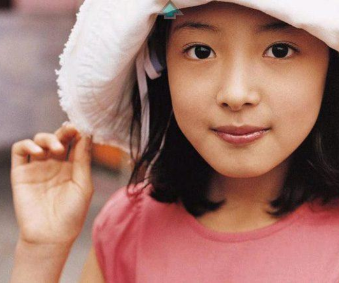 Bé gái sinh ra đẹp như tranh vẽ, mẹ cho làm diễn viên vì sợ bị bắt cóc, nhan sắc khi lớn gây rúng động cả nước - 1