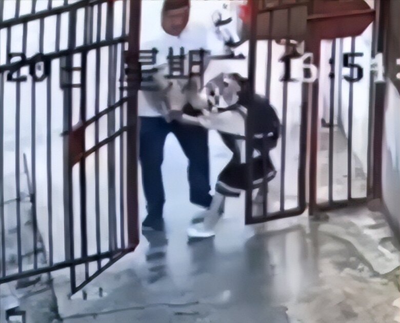 Bé gái tiểu học bất ngờ bị một người đàn ông lạ kéo lê trên đường, đoạn camera ghi lại cảnh tượng khiến ai cũng hoảng - 2